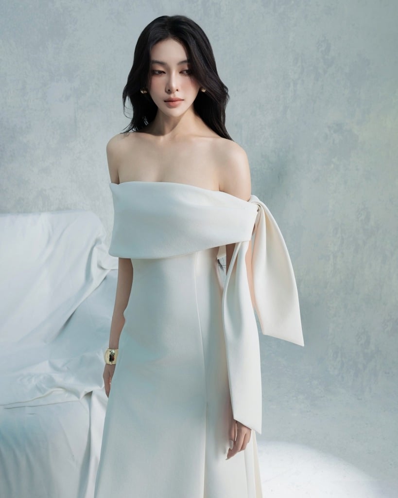 Đầm Trễ Vai Dài Dáng Suông Phối Nơ To Sang Trọng