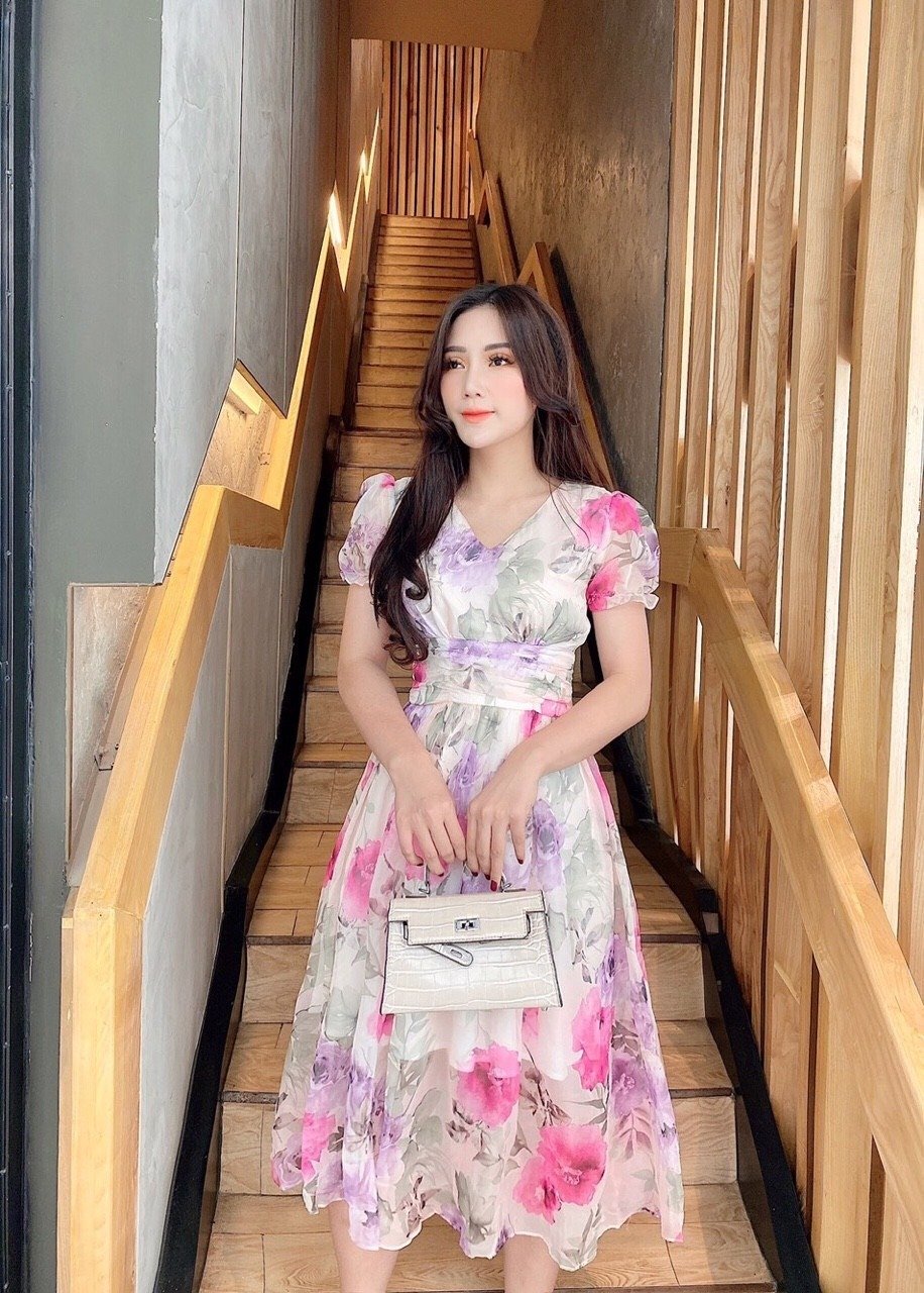 Đầm Voan Xòe Họa Tiết Hoa Tay Phồng màu Tím Hồng Cổ V