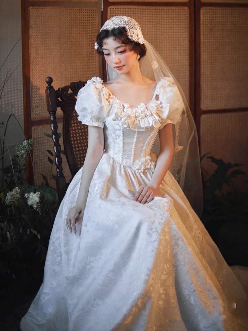 Đầm trắng xòe công chúa