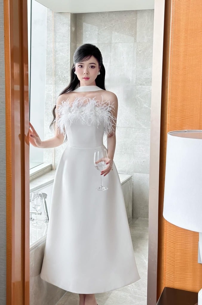 Đầm Xoè Cổ Yếm Đính Lông Vũ Sang Trọng