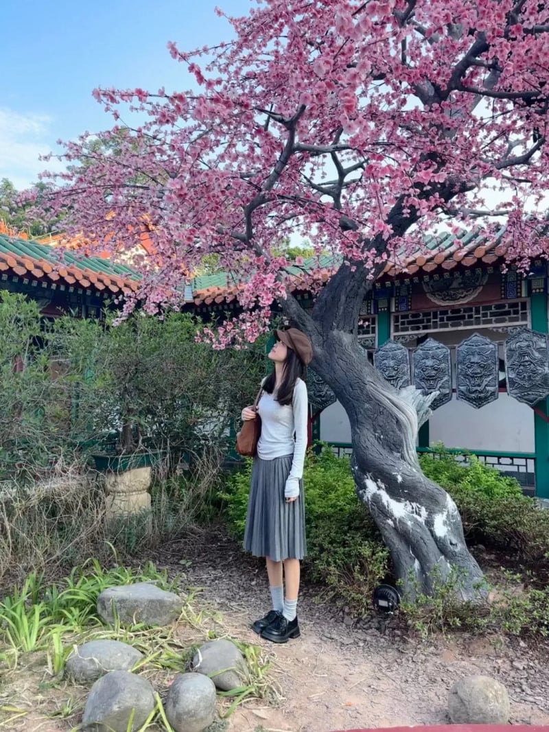 tạo dáng chụp ảnh một mình