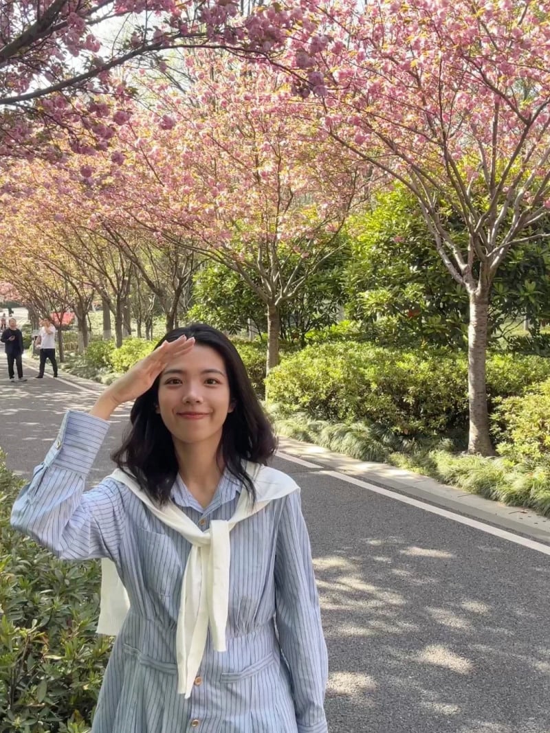 tạo dáng chụp ảnh một mình