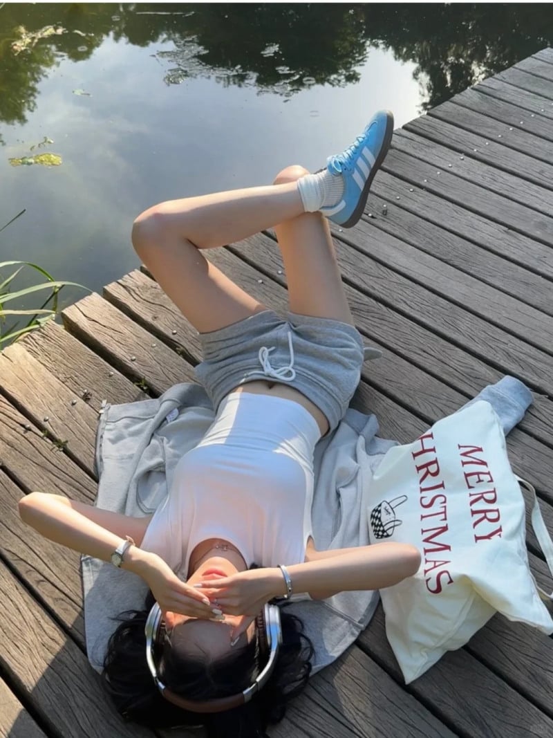 tạo dáng chụp ảnh một mình