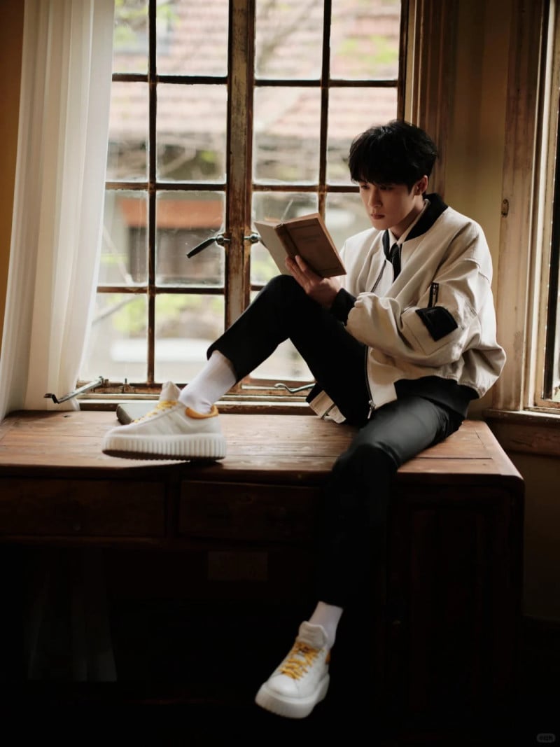 tạo dáng chụp ảnh nam ngồi