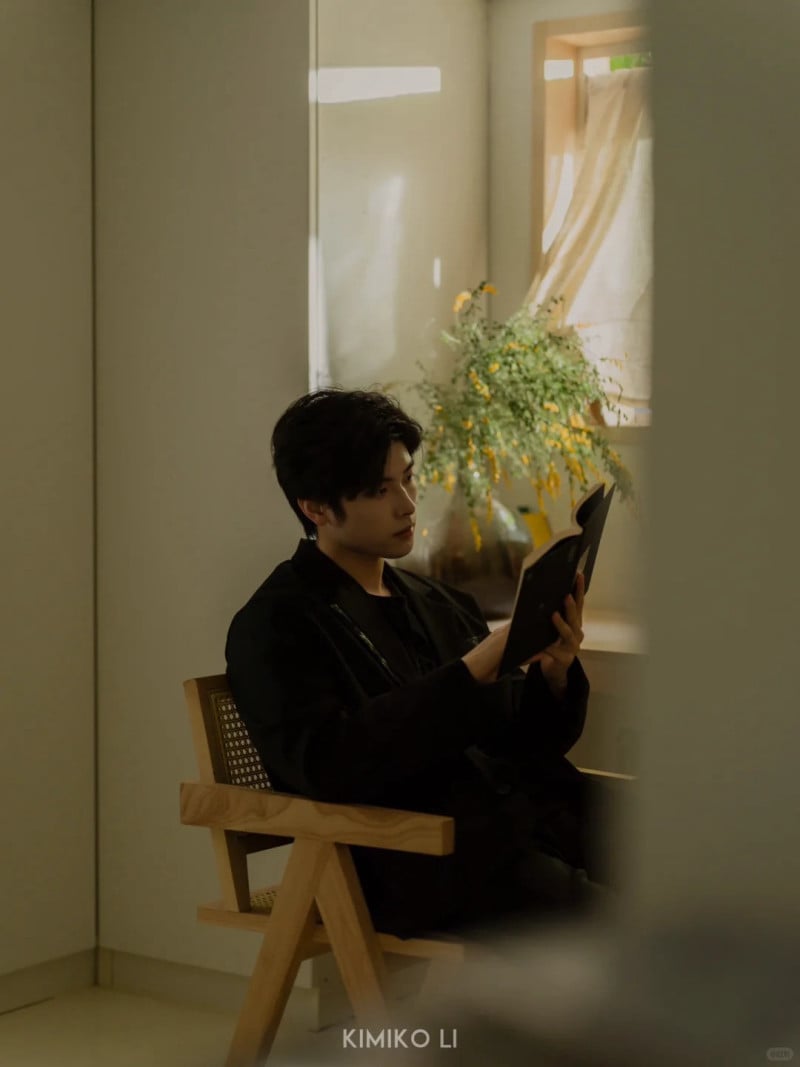 tạo dáng chụp ảnh nam ngồi