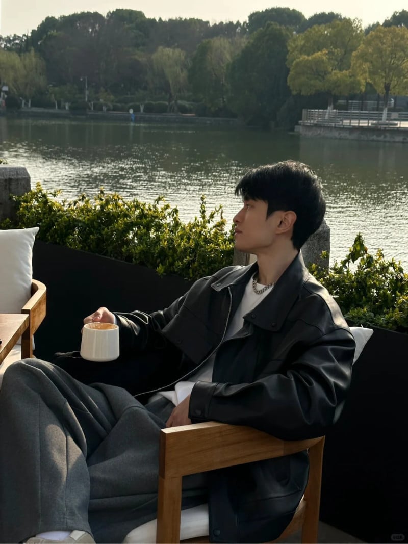 tạo dáng chụp ảnh nam ngồi