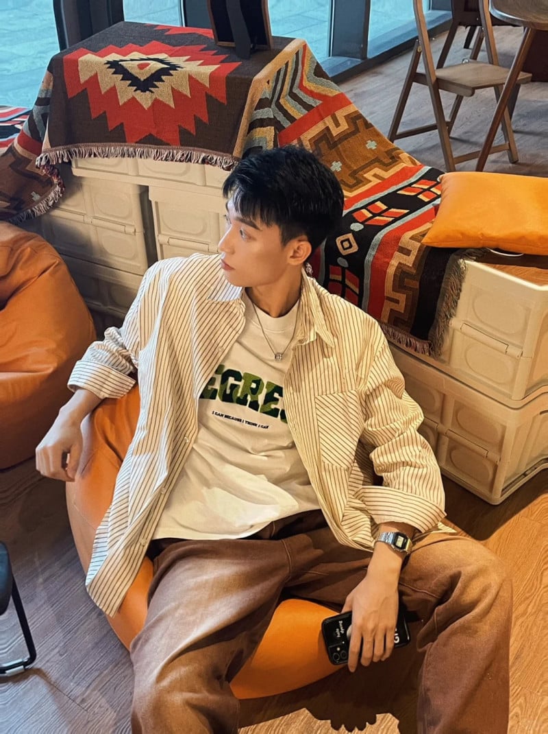 tạo dáng chụp ảnh nam ngồi