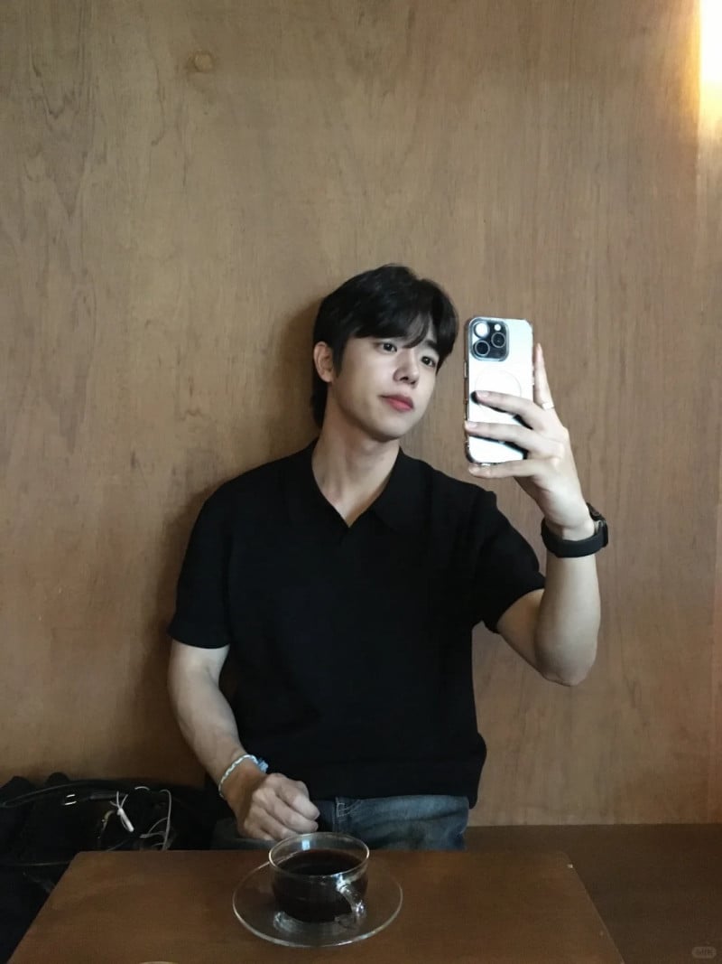 tạo dáng chụp ảnh nam ngồi