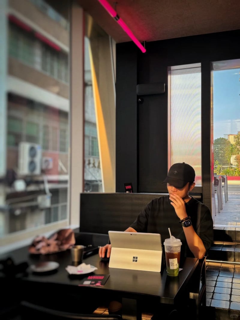 tạo dáng chụp ảnh nam ngồi