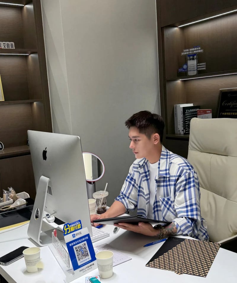 tạo dáng chụp ảnh nam ngồi