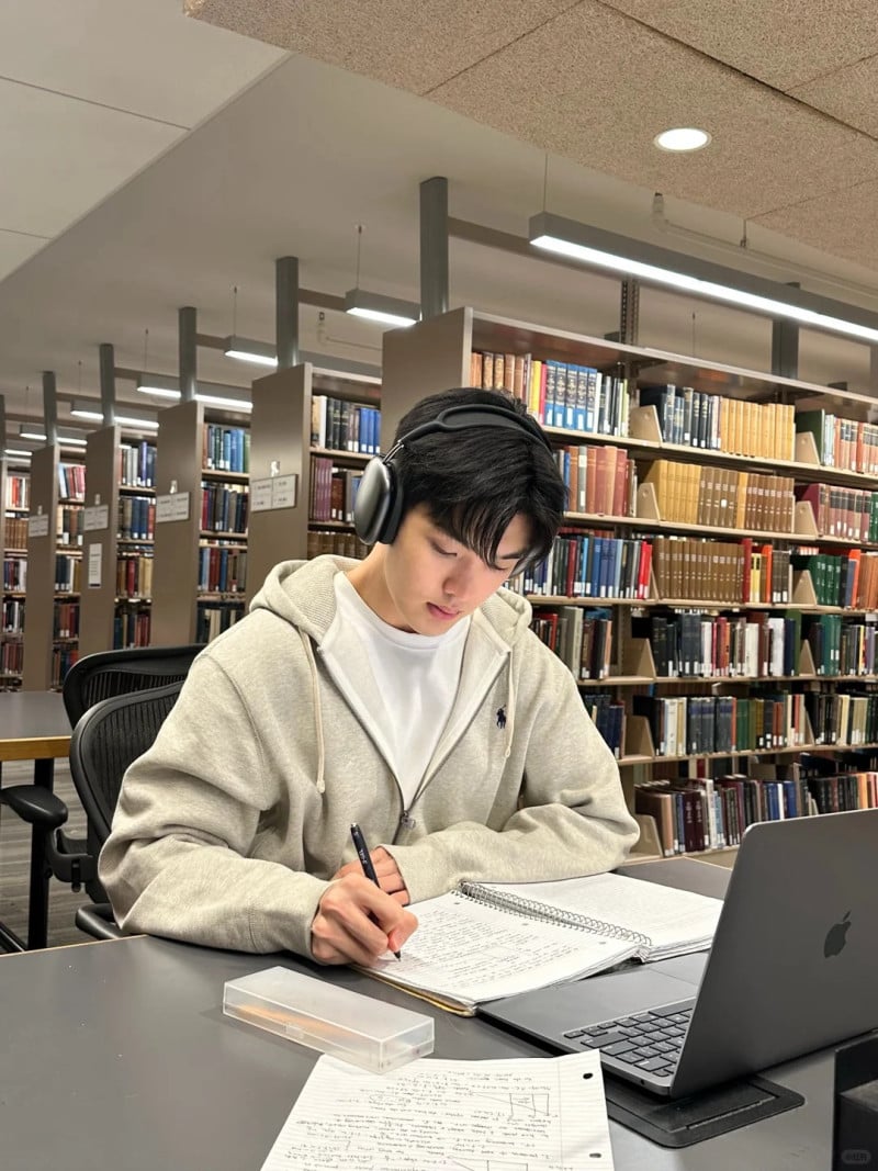 tạo dáng chụp ảnh nam ngồi