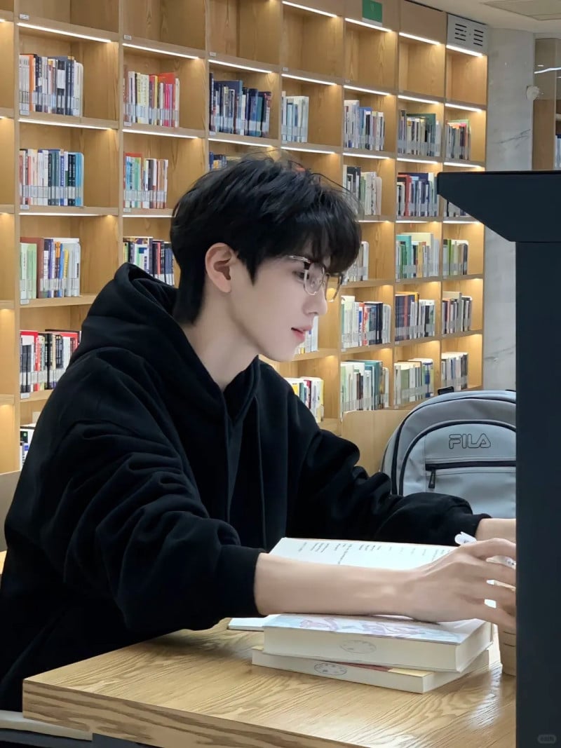 tạo dáng chụp ảnh nam ngồi