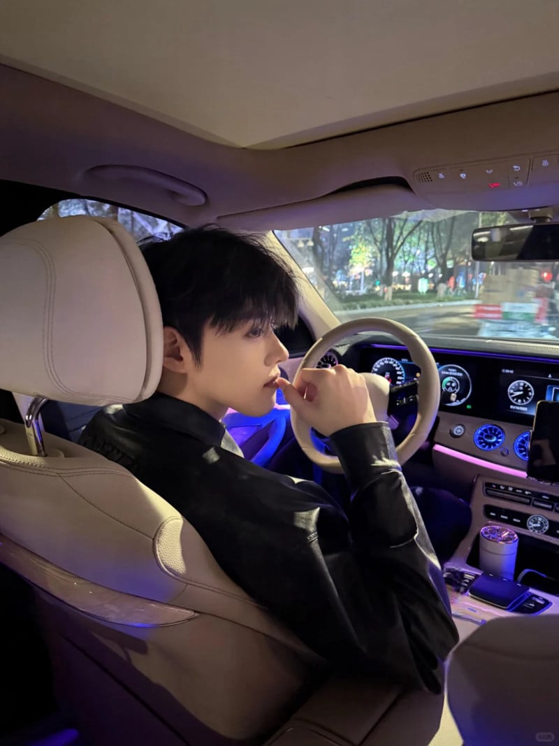 tạo dáng chụp ảnh nam ngồi