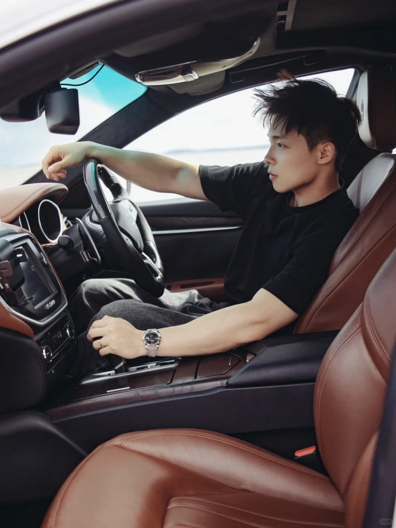 tạo dáng chụp ảnh nam ngồi