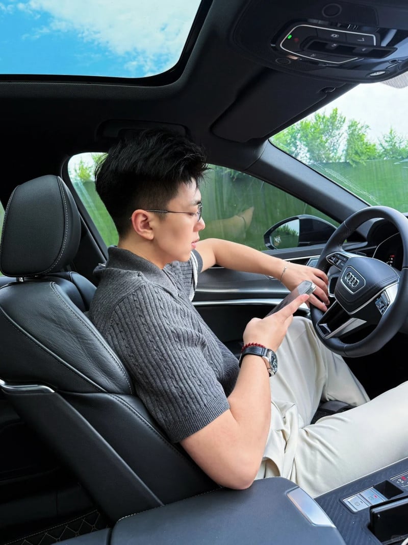 tạo dáng chụp ảnh nam ngồi