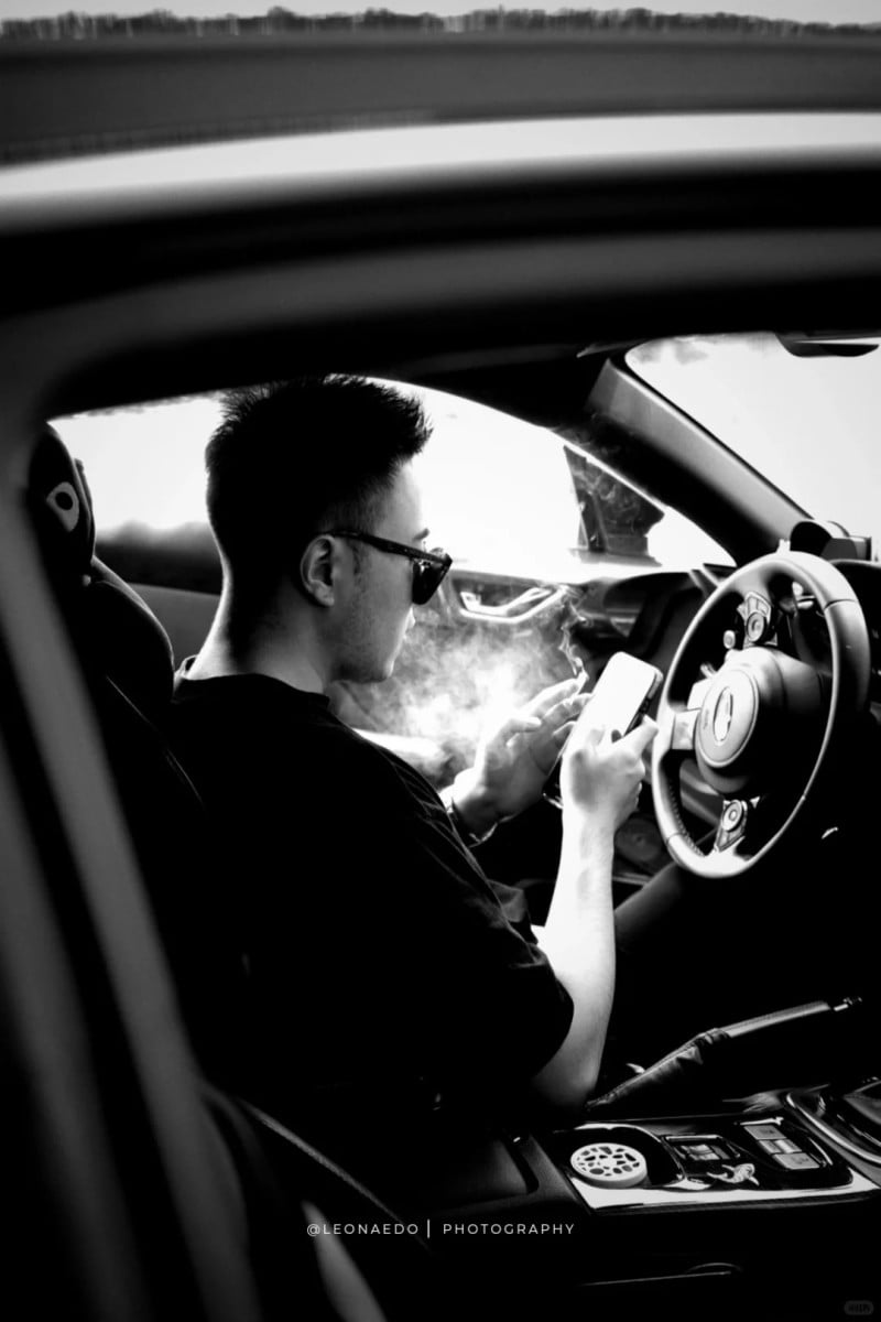 tạo dáng chụp ảnh nam ngồi