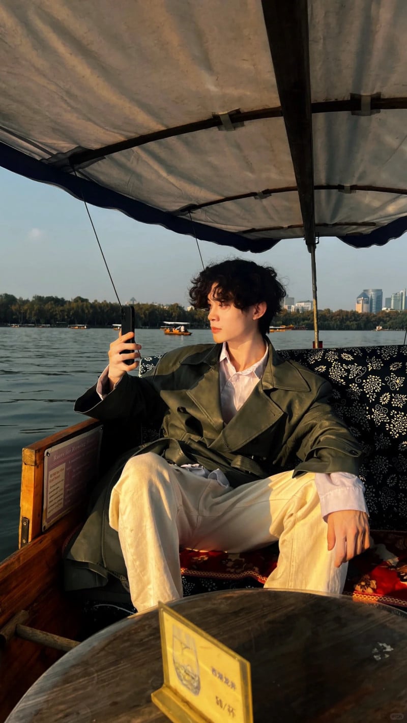 tạo dáng chụp ảnh nam ngồi