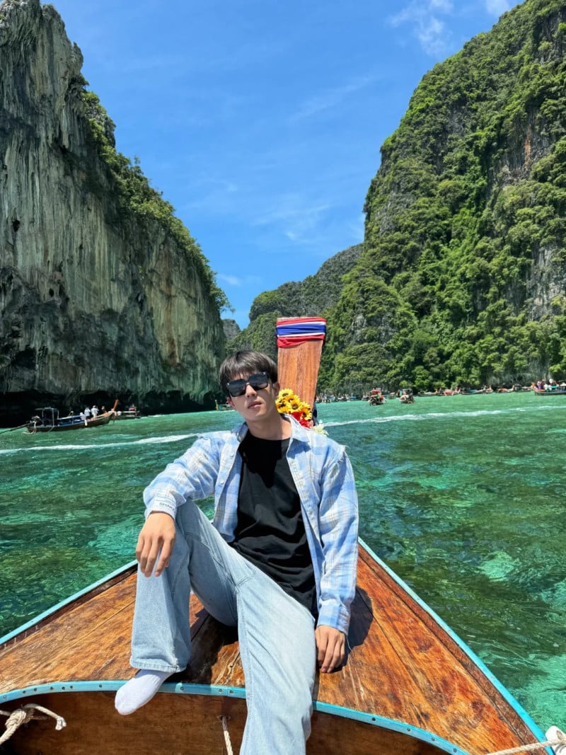 tạo dáng chụp ảnh nam ngồi