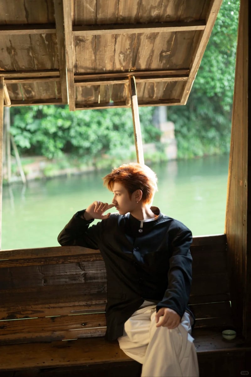 tạo dáng chụp ảnh nam ngồi