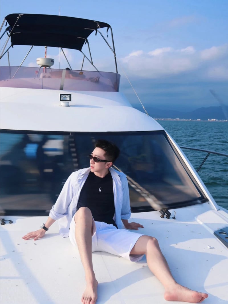 tạo dáng chụp ảnh nam ngồi