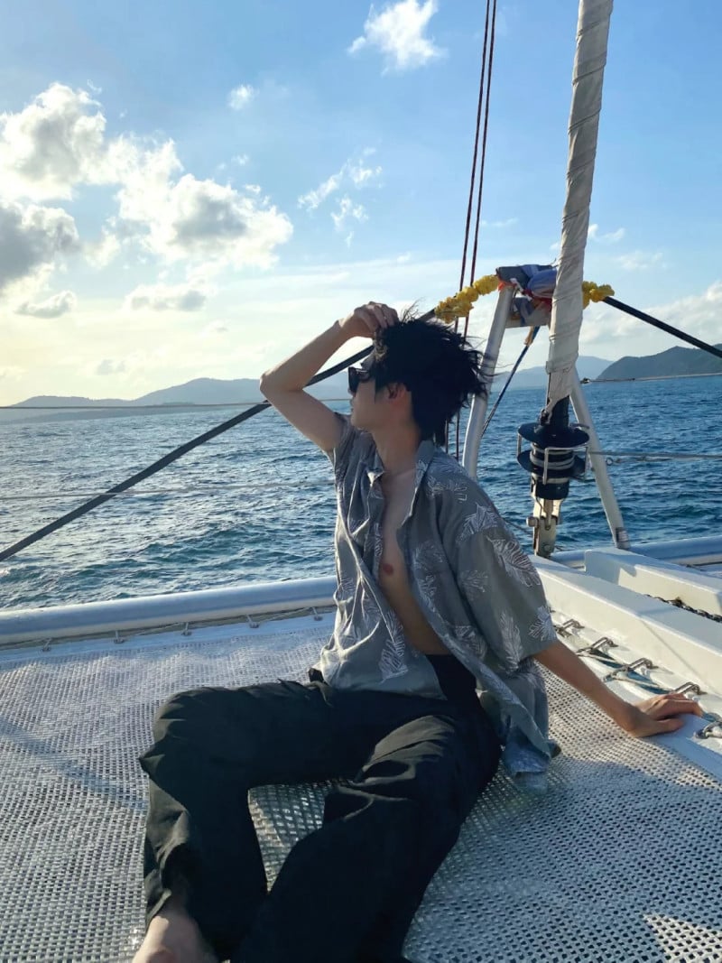 tạo dáng chụp ảnh nam ngồi