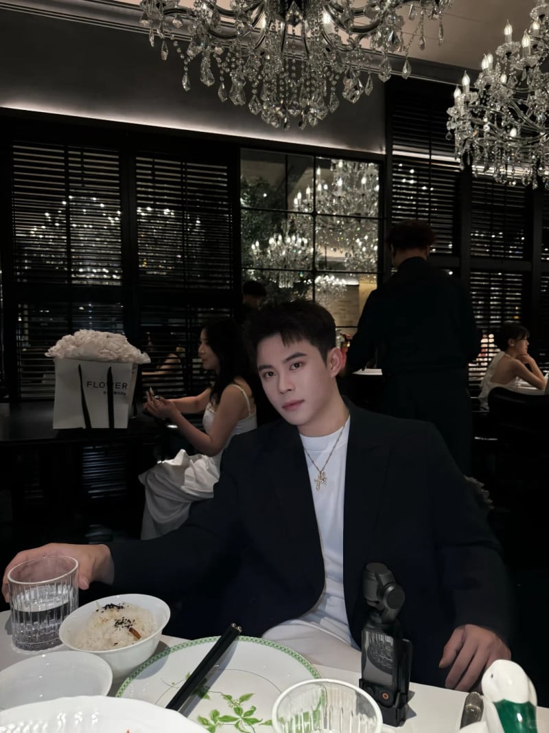 tạo dáng chụp ảnh nam ngồi