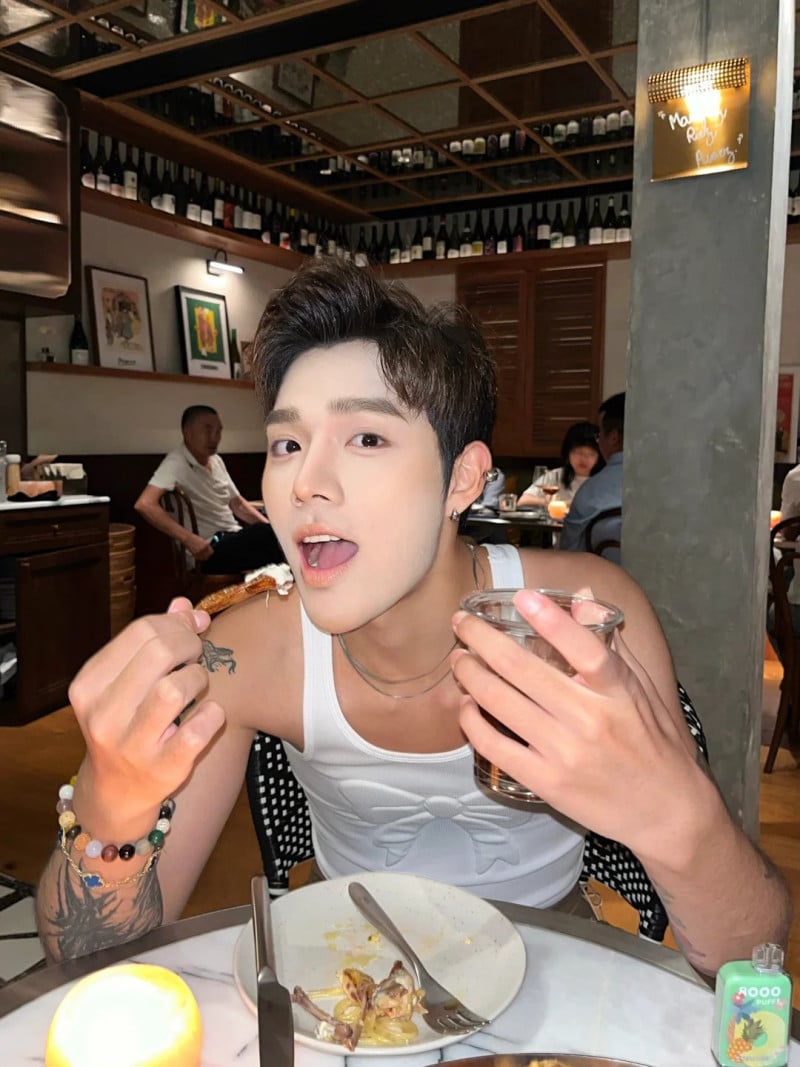 tạo dáng chụp ảnh nam ngồi