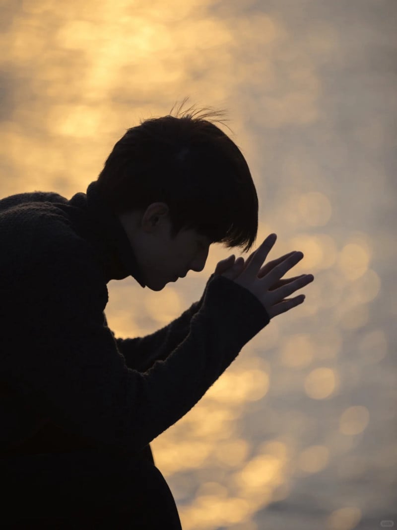 tạo dáng chụp ảnh nam ngồi