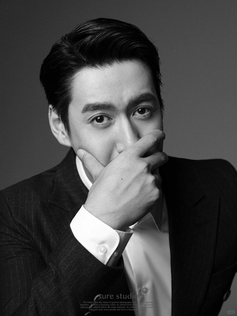 tạo dáng chụp ảnh nam ngồi