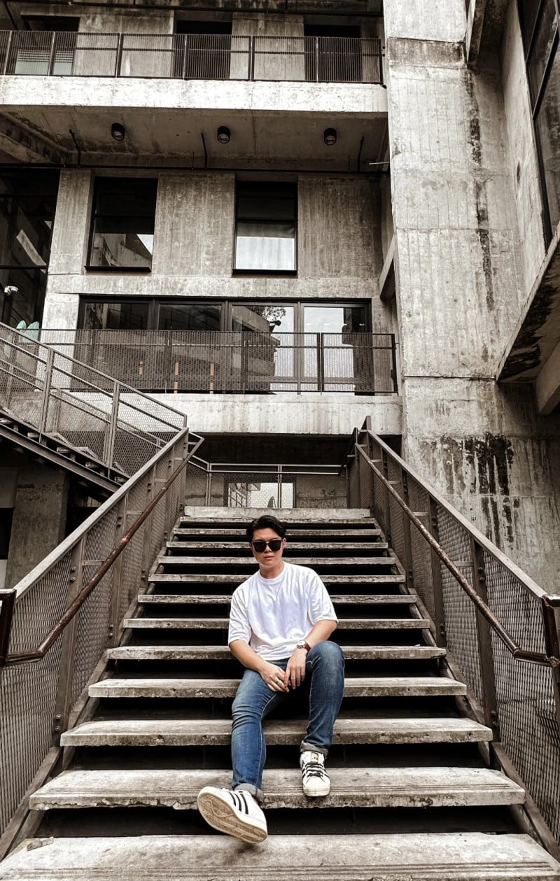 tạo dáng chụp ảnh nam ngồi