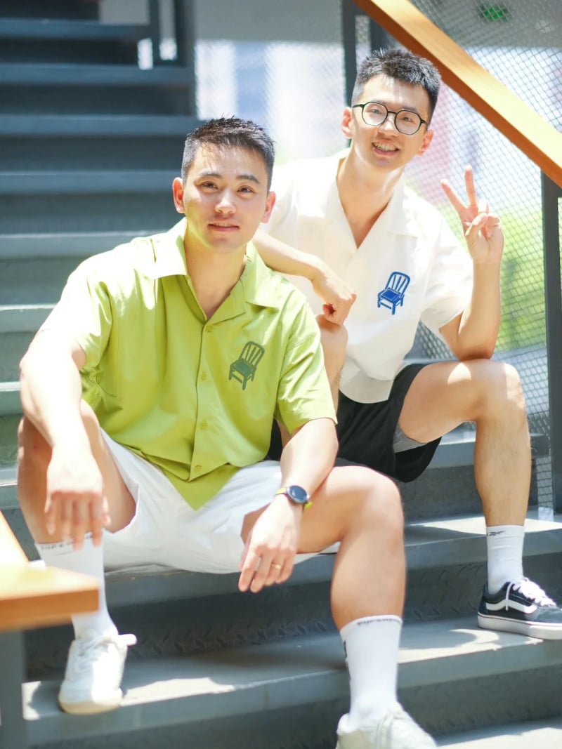 tạo dáng chụp ảnh nam ngồi