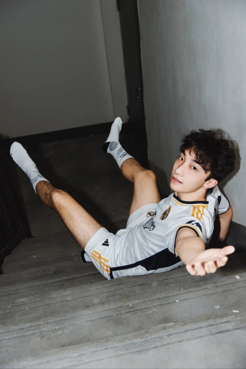 tạo dáng chụp ảnh nam ngồi