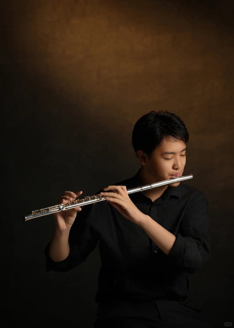 tạo dáng chụp ảnh nam ngồi