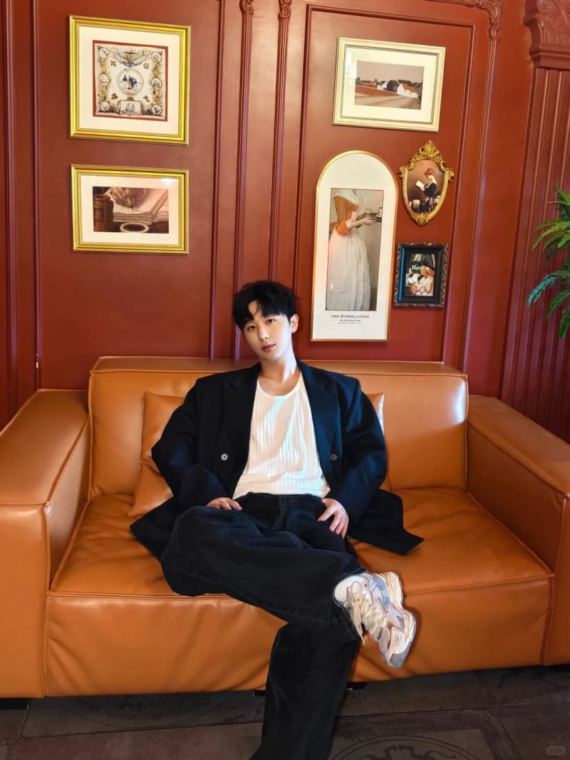 tạo dáng chụp ảnh nam ngồi