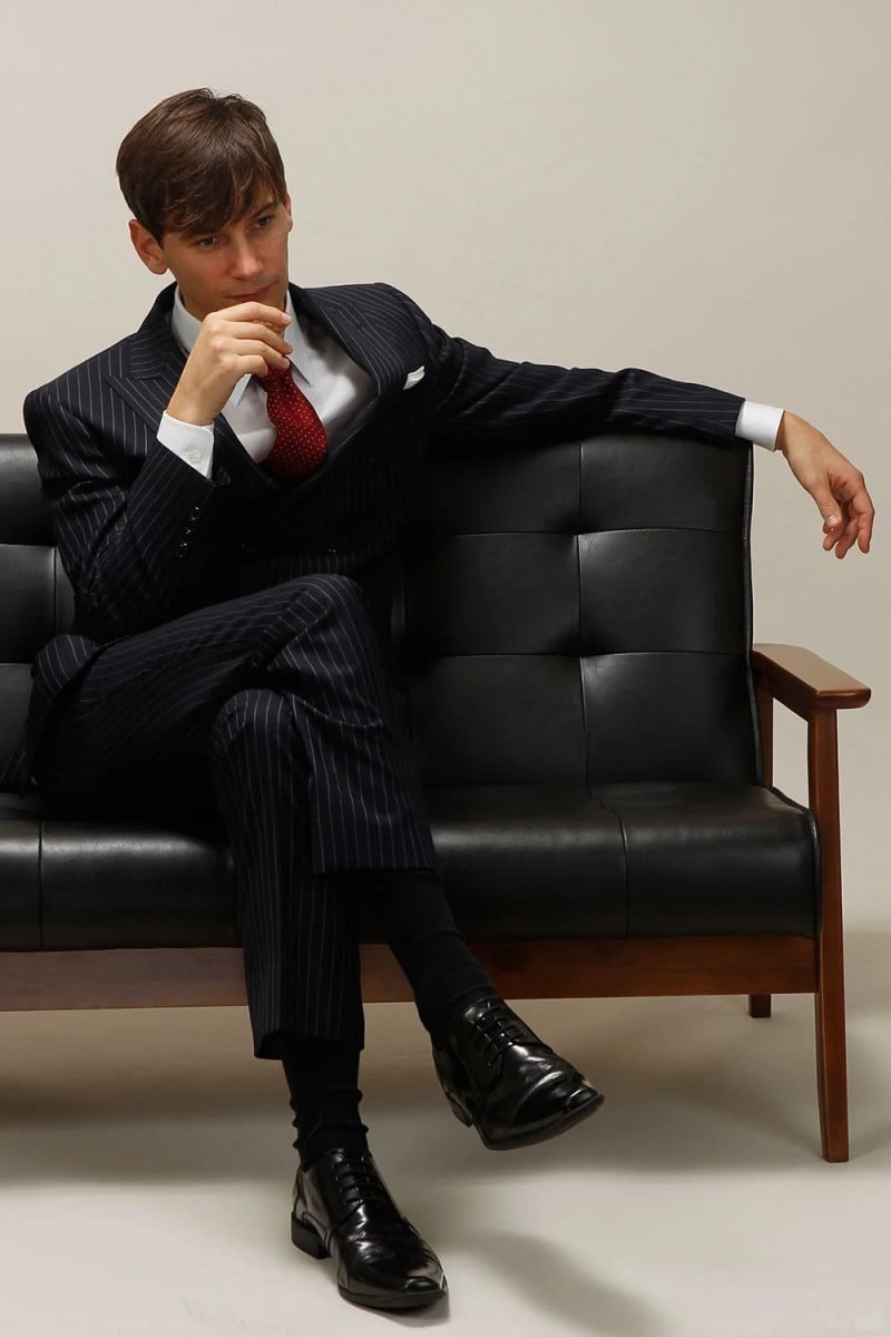 tạo dáng chụp ảnh nam ngồi