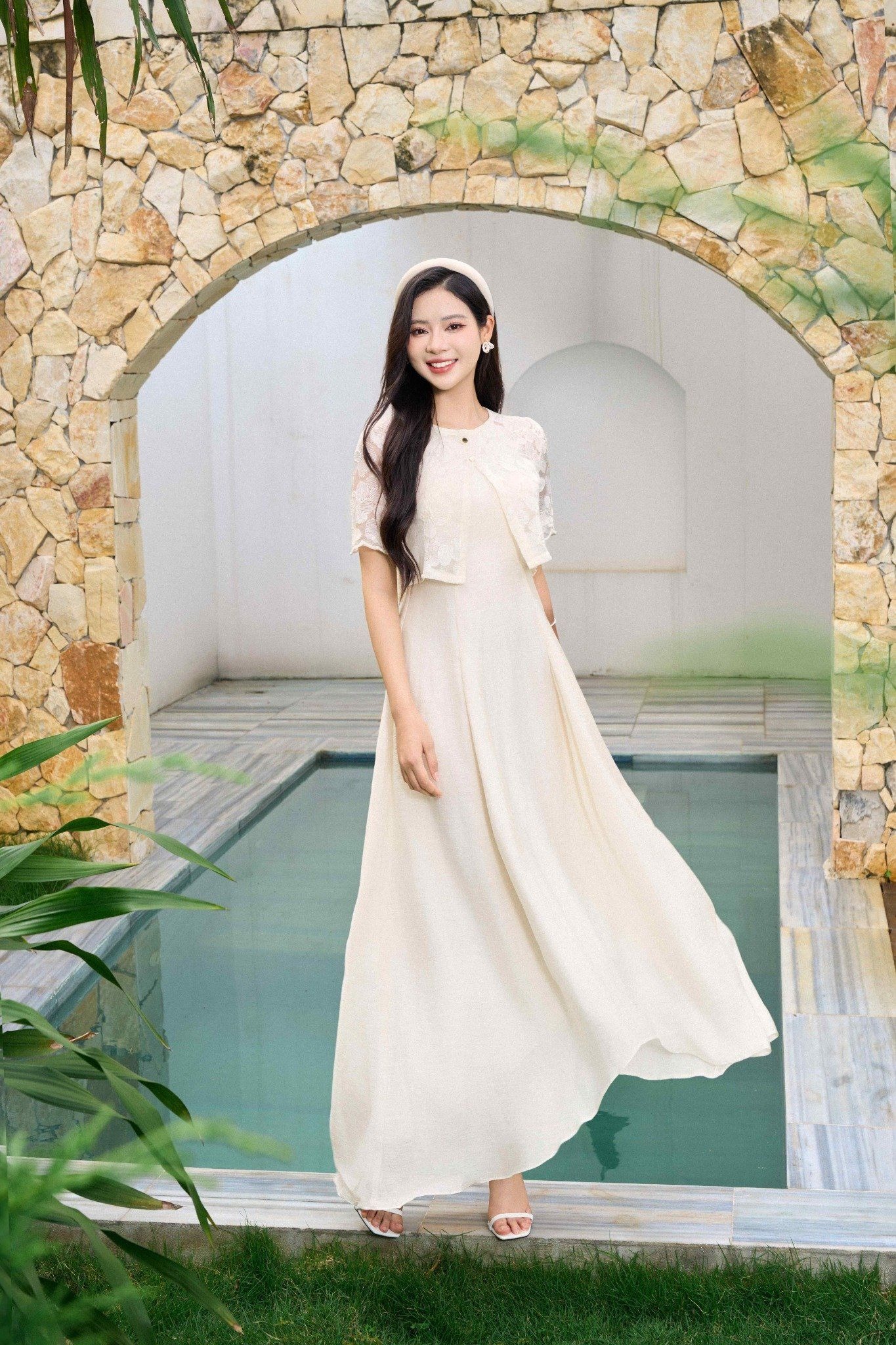 Đầm maxi trắng kem kèm áo khoác ren