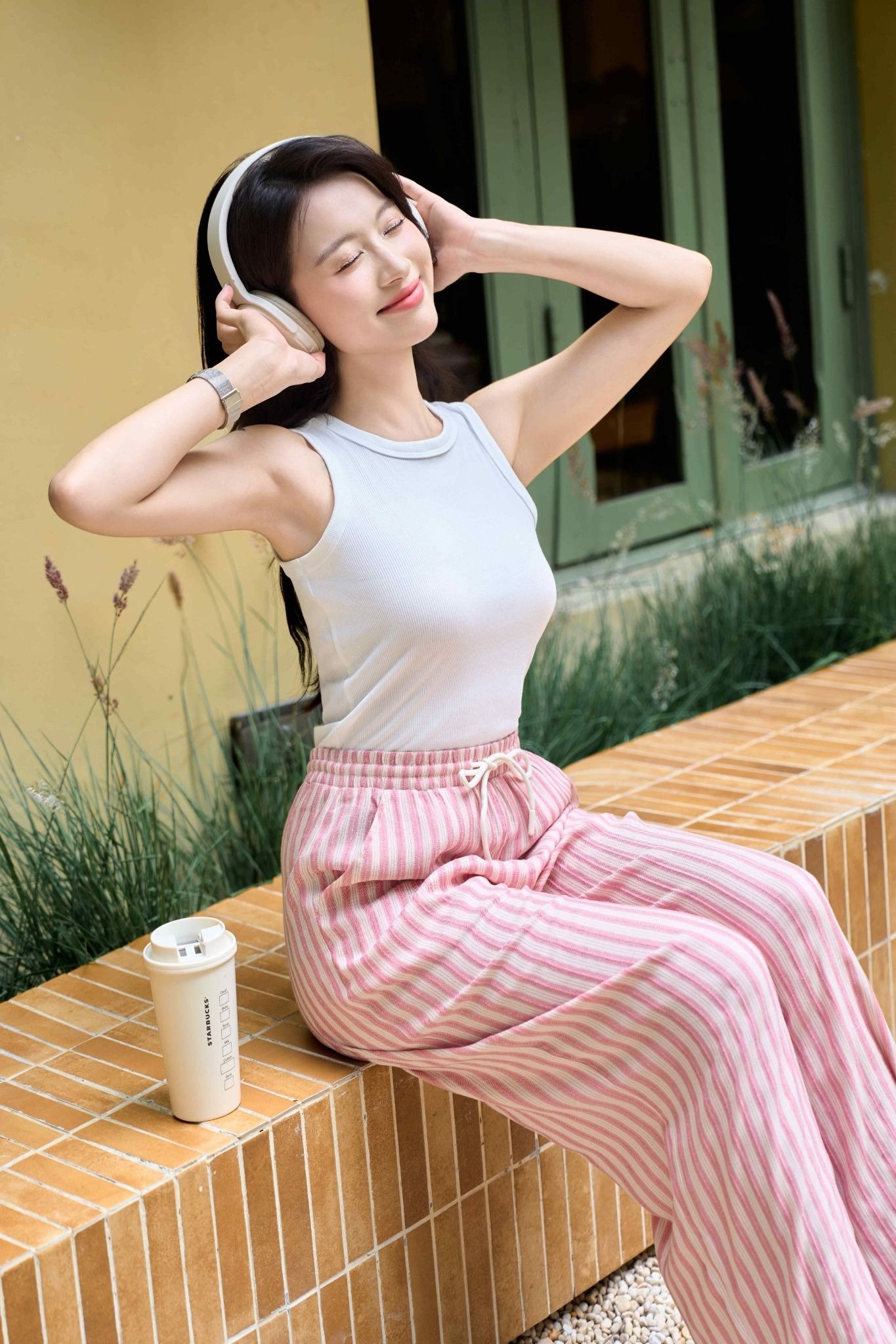 Áo tank top xanh nhạt và quần kẻ sọc hồng trắng