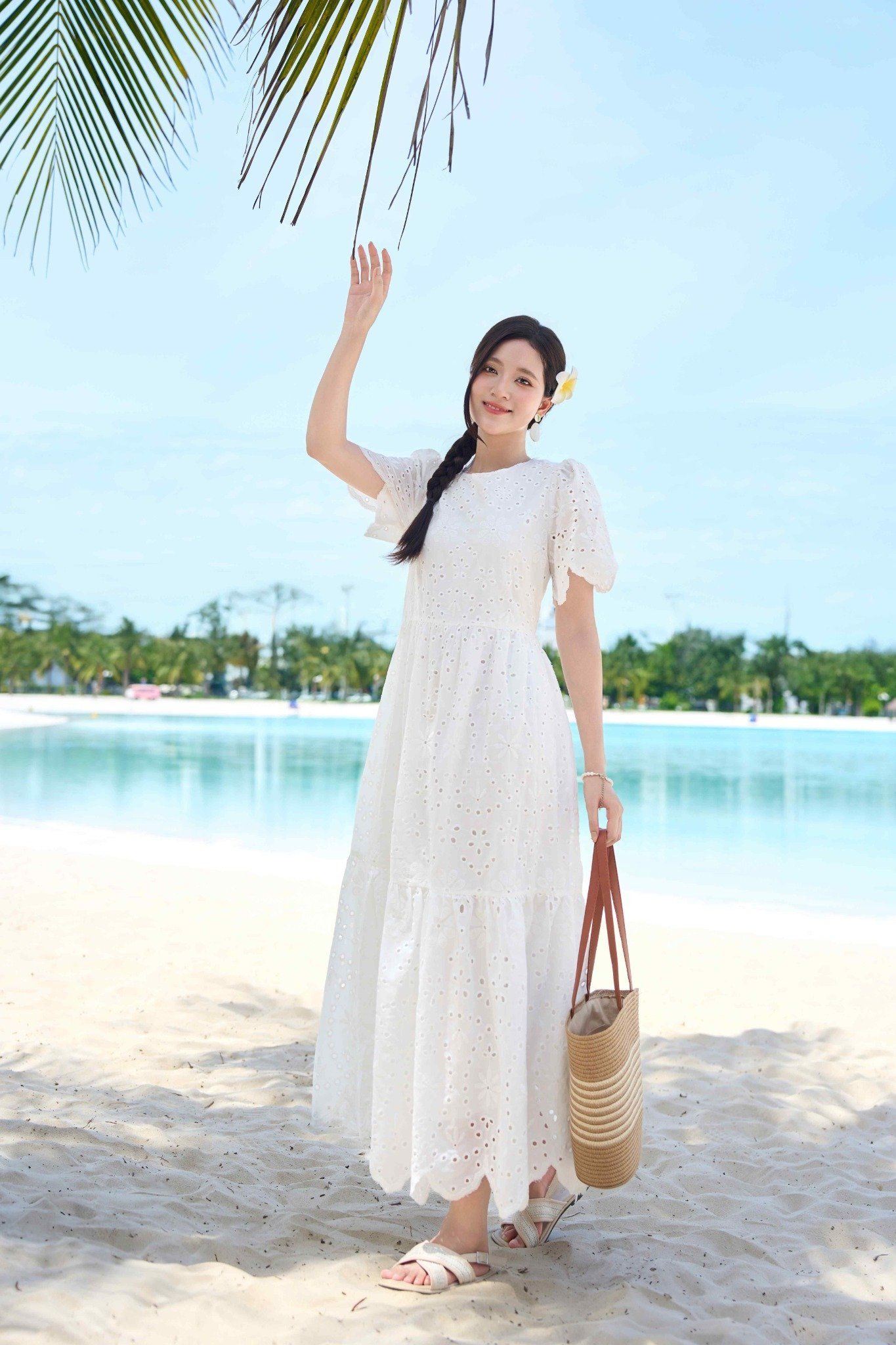 Váy maxi trắng đục lỗ