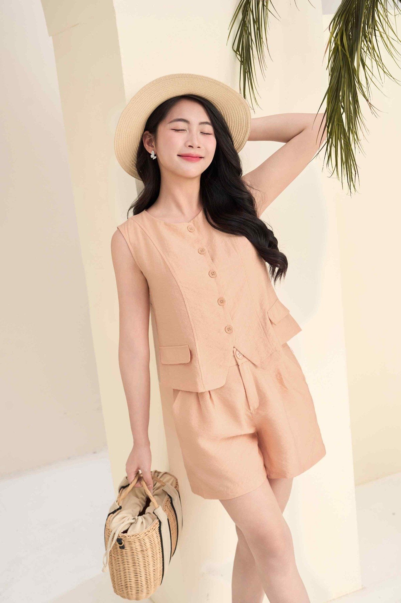 Bộ đồ áo vest không tay và quần short màu be nhạt