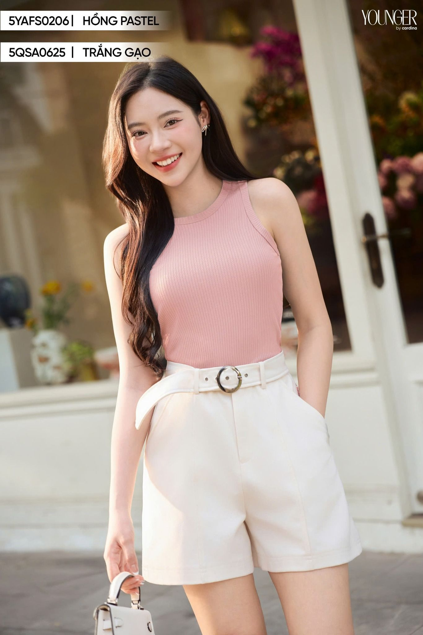 Áo tank top hồng pastel và quần short trắng