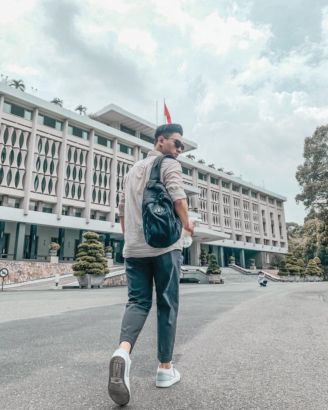 Quần jeans (không rách) và áo thun có cổ/áo sơ mi ngắn tay