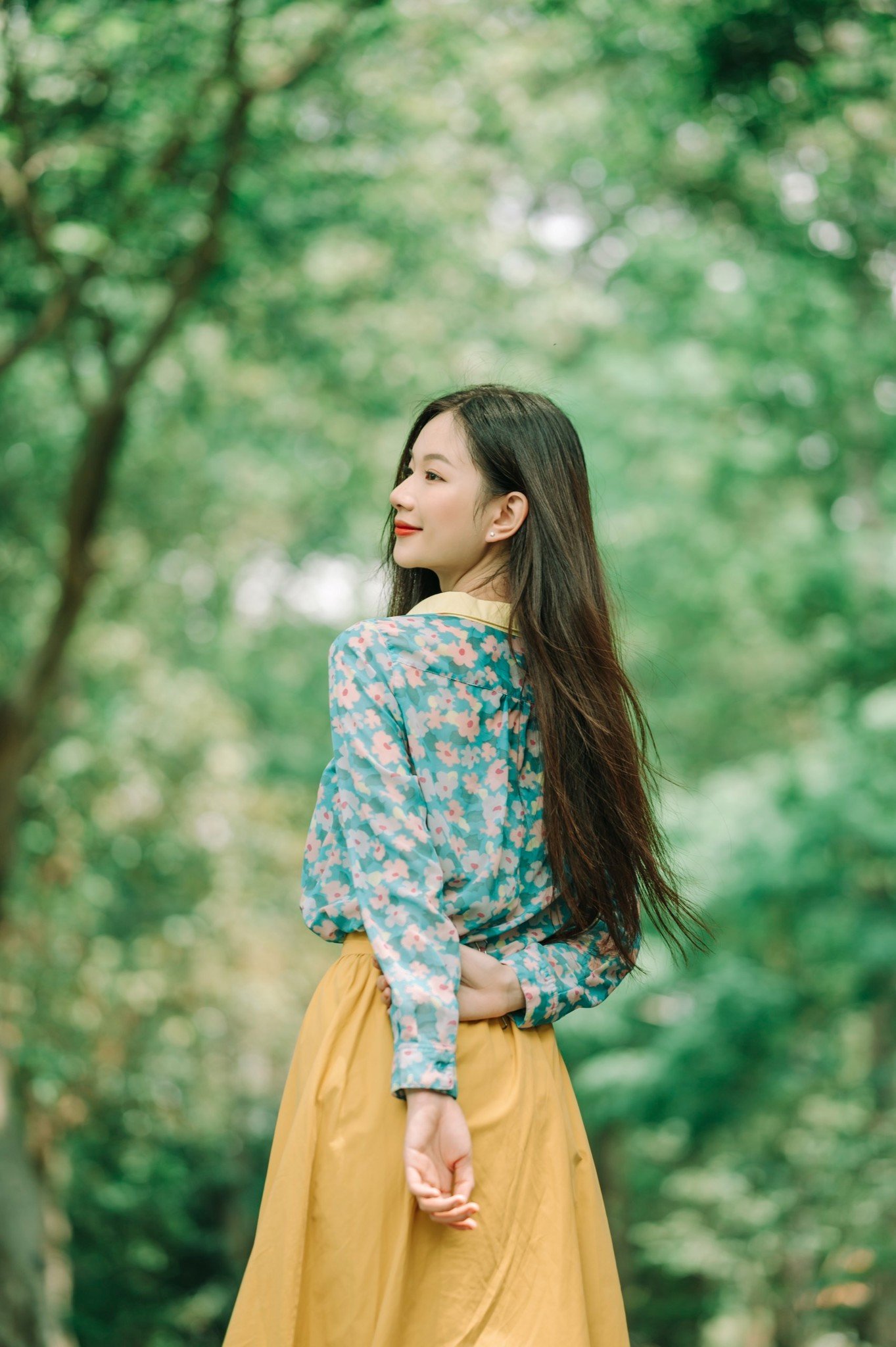 Chân váy kết hợp áo sơ mi/áo kiểu kín đáo