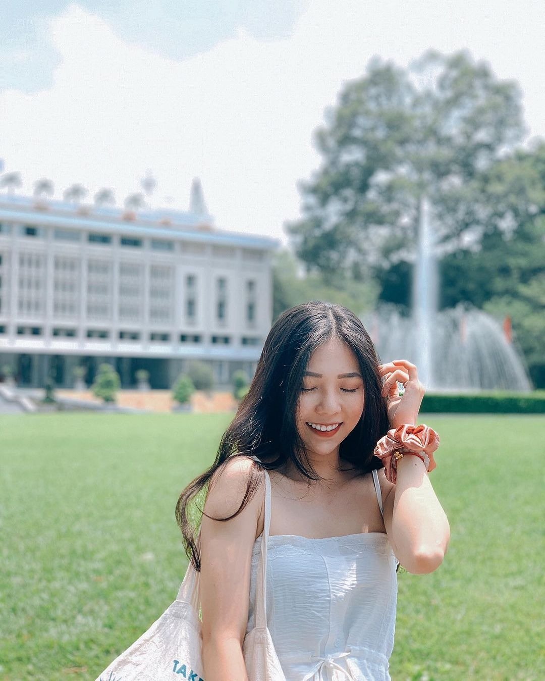 Quần jeans (không rách) và áo thun có cổ/áo sơ mi ngắn tay