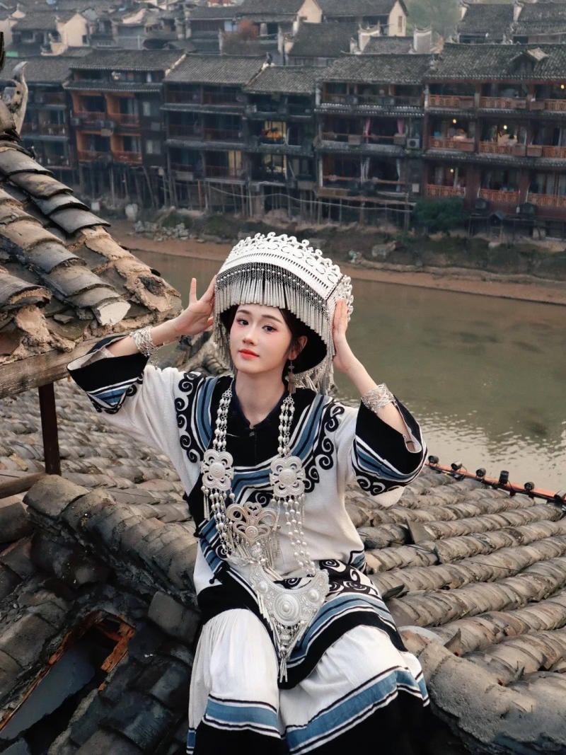 đi Phượng Hoàng cổ trấn mặc gì