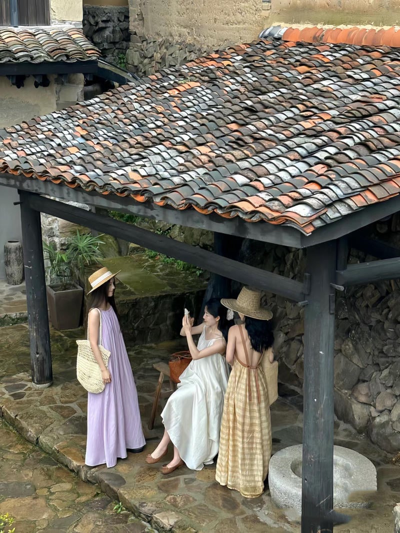 đi Phượng Hoàng cổ trấn mặc gì