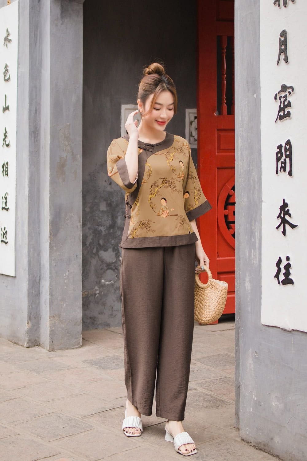 đồ lam đi chùa