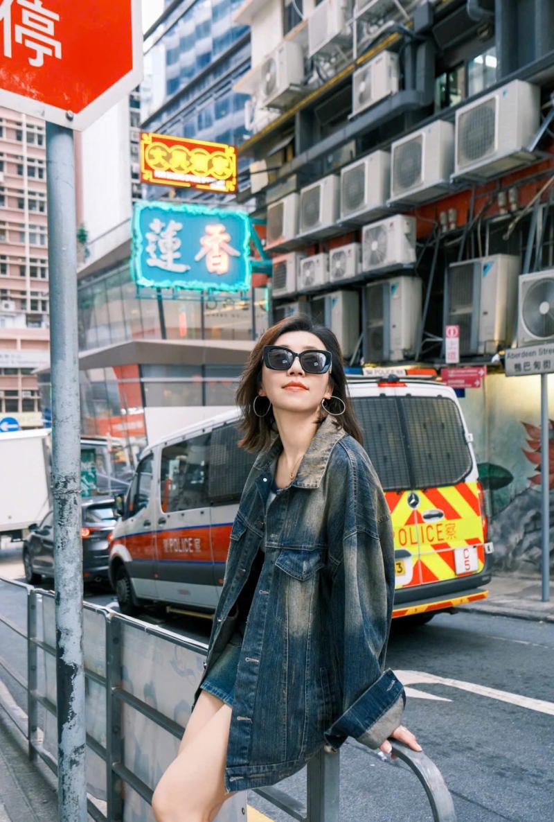 Áo khoác denim oversize + áo thun + quần short denim