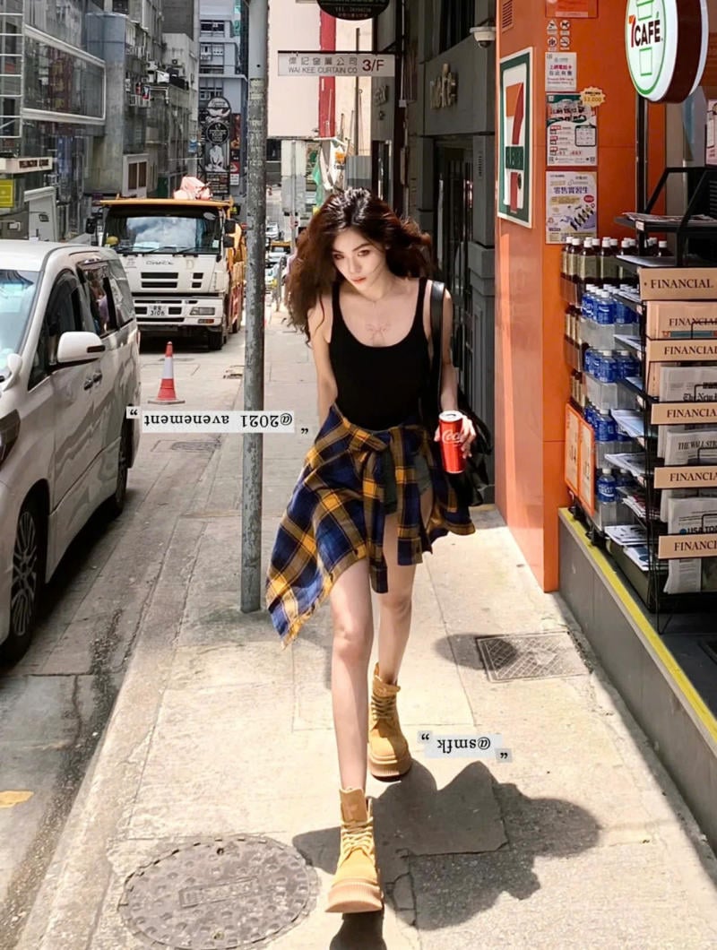 Áo hai dây đen + sơ mi kẻ caro buộc ngang eo + bốt cổ cao