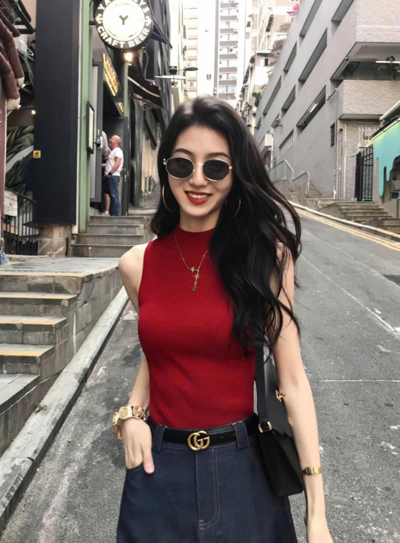 Áo ba lỗ đỏ + chân váy denim chữ A + thắt lưng Gucci