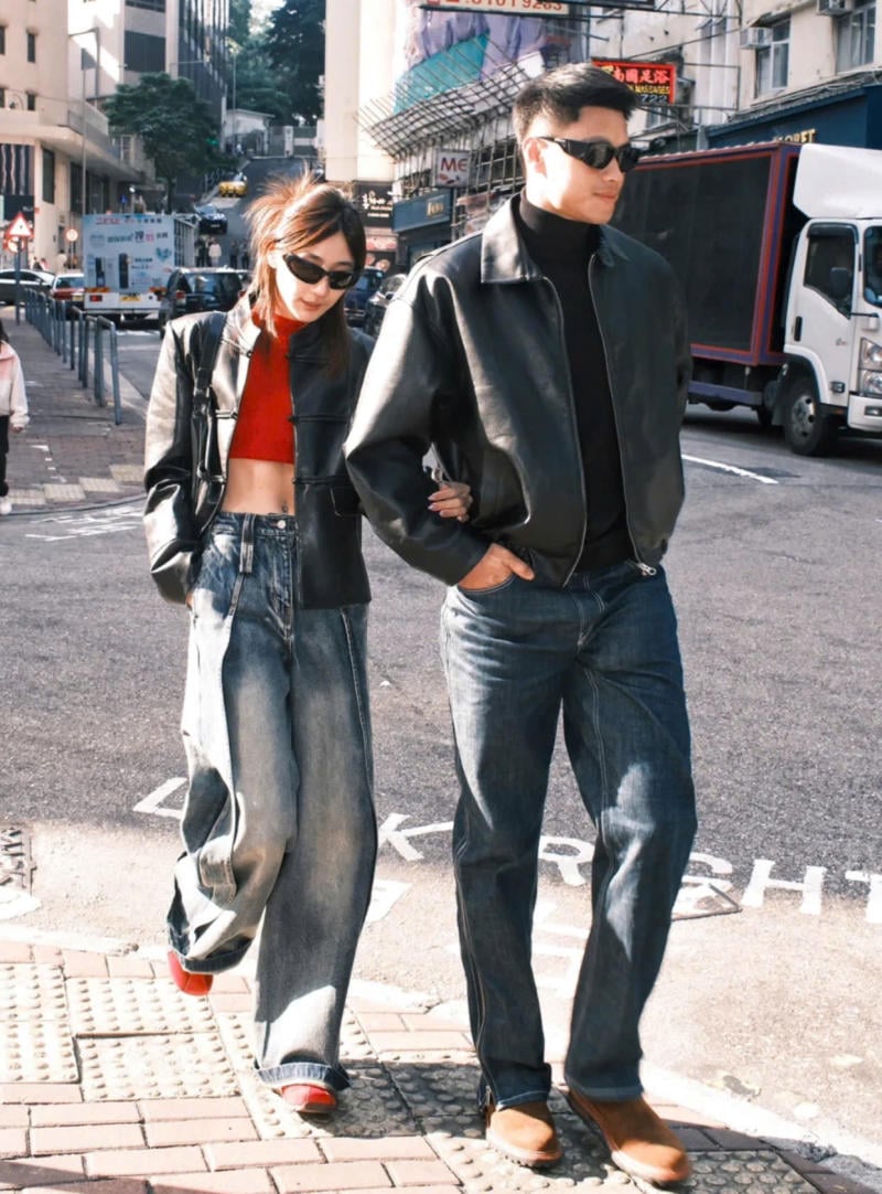Áo croptop đỏ + áo khoác da + quần jean ống rộng